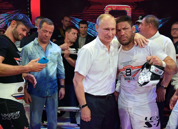 Tổng thống Nga Vladimir Putin và nhà vô địch kickboxing, boxing Brazil Luis Sergio Melo Junior tại Giải vô địch Sambo quốc tế ở Sochi. - Sputnik Việt Nam