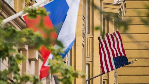 Cờ Nga và Mỹ tại Đại sứ quán Mỹ tại Moskva - Sputnik Việt Nam