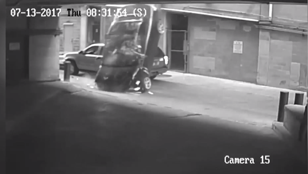 Chiếc xe hơi rơi xuống từ tầng bảy, vì tài xế không biết đỗ xe (Video) - Sputnik Việt Nam