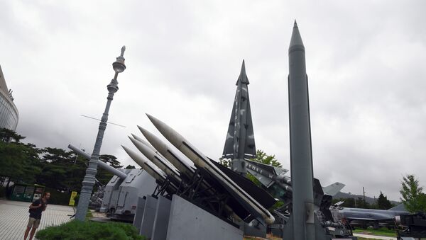 Реплики северокорейских и южнокорейских ракет в Военном мемориале Кореи в Сеуле - Sputnik Việt Nam