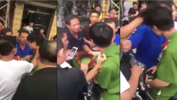 Video Xác minh nam thanh niên mặc quần áo công an bị dân tát giữa phố - Sputnik Việt Nam