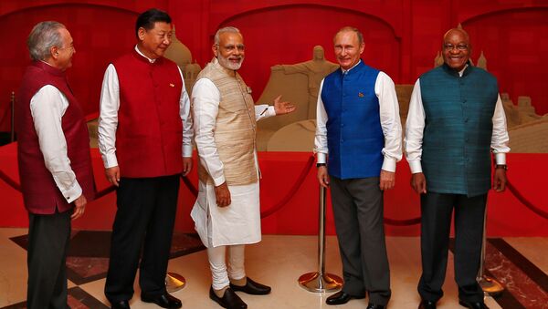 (L-R) Brazil's President Michel Temer, Chinese President Xi Jinping, Indian Prime Minister Narendra Modi, Russian President Vladimir Putin and South African President Jacob Zuma pose infront of a sand sculpture ahead of BRICS (Brazil, Russia, India, China and South Africa) Summit in Benaulim, in the western state of Goa, India, October 15, 2016 - Sputnik Việt Nam