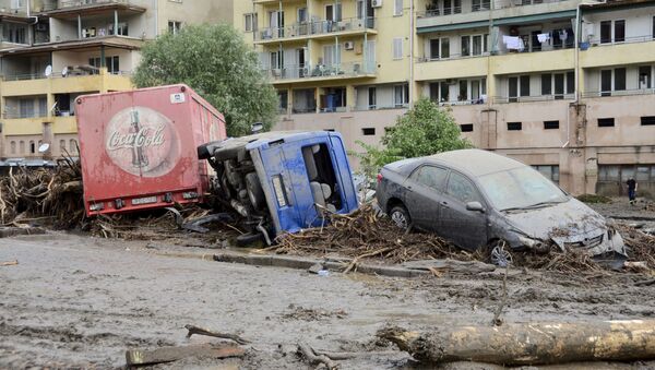 Những chiếc xe bẹp dúm sau trận lụt ở Tbilisi - Sputnik Việt Nam