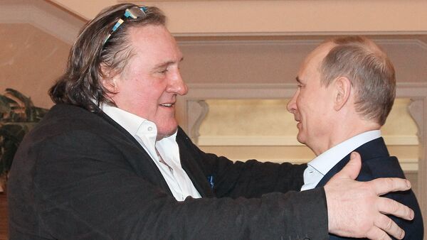 Tổng thống Nga Putin chuyện trò với tài tử Depardieu tại Sochi năm 2013 - Sputnik Việt Nam