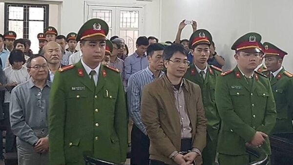 Giang Kim Đạt (ở giữa) cùng đồng phạm tại tòa sơ thẩm - Sputnik Việt Nam