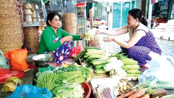 Bà Sơn Xà Pha đang bán rau cải ở chợ Hòa Bình (Hòa Bình, Bạc Liêu). - Sputnik Việt Nam