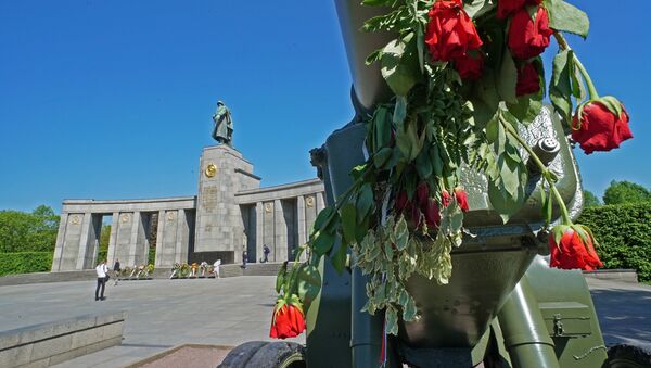 Đài tưởng niệm chiến sĩ Liên Xô ở Tiergarten - Sputnik Việt Nam