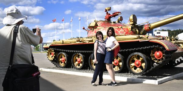 Các cô gái không bỏ lỡ cơ hội chụp ảnh bên một xe tăng bất thường ... - Sputnik Việt Nam