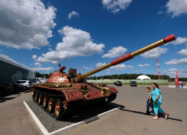 Một loại show-stopper (tiết mục được khán giả vỗ tay tán thưởng rất lâu): xe tăng Liên Xô T-62 được trang trí họa tiết đặc trưng của Khokhloma nổi tiếng của Nga. - Sputnik Việt Nam