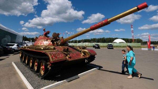 Một loại show-stopper (tiết mục được khán giả vỗ tay tán thưởng rất lâu): xe tăng Liên Xô T-62 được trang trí họa tiết đặc trưng của Khokhloma nổi tiếng của Nga.  - Sputnik Việt Nam