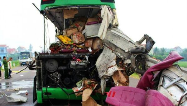 Chiếc xe khách 2 tầng bị hư hỏng nặng - Sputnik Việt Nam
