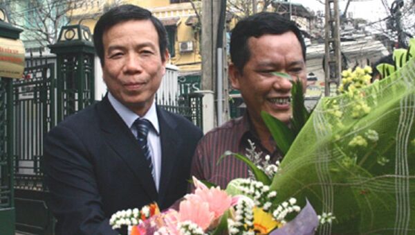 Ông Nguyễn Việt Tiến (trái) nhận hoa từ người thân sau khi Viện KSND Tối cao tuyên bố trắng án. - Sputnik Việt Nam