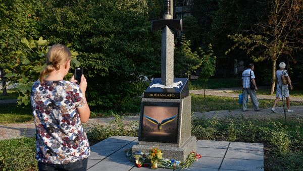 tưởng niệm những binh sĩ Quân đội Ukraina chết ở Donbass - Sputnik Việt Nam