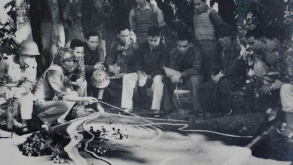 Đồng chí Song Hào (người ngồi thứ 5, từ phải sang) kiểm tra Sư đoàn 308 diễn tập quân sự trên sa bàn (năm 1970). Ảnh do gia đình đồng chí Song Hào cung cấp. - Sputnik Việt Nam