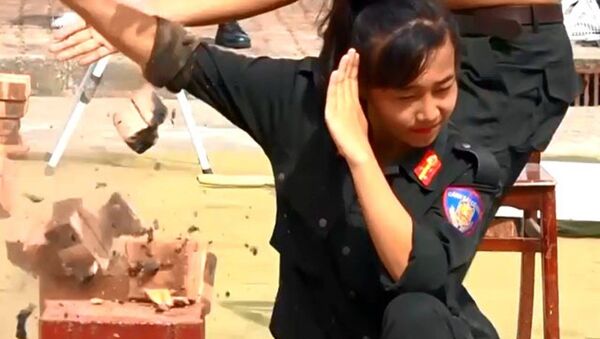 Tự hào: Trung đội nữ đặc nhiệm duy nhất của cảnh sát Việt Nam (Video) - Sputnik Việt Nam