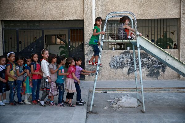 Syria. Học sinh chơi đùa trên sân trường ở ngoại ô Damascus. - Sputnik Việt Nam