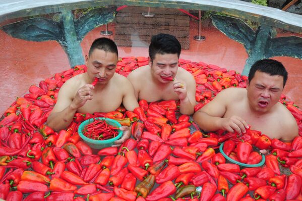 Trung Quốc, tỉnh Hồ Nam.  Các thí sinh của cuộc thi … ăn ớt cay. - Sputnik Việt Nam