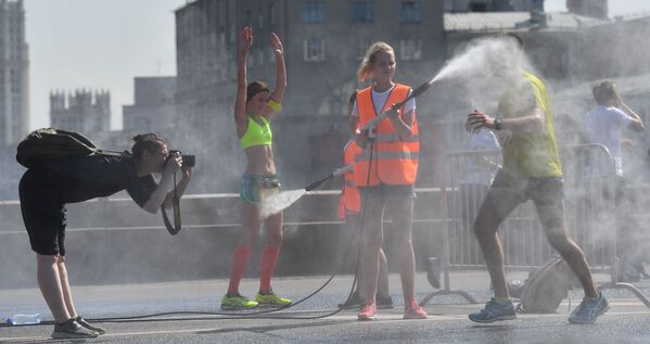 Các thành viên tham gia cuộc đua bán marathon Luzhniki ở Matxcơva. - Sputnik Việt Nam