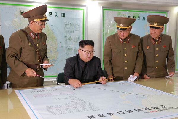 Nhà lãnh đạo CHDCND Triều Tiên Kim Jong-un trong chuyến thăm Ban chỉ huy lực lượng Chiến lược thuộc QĐND Triều Tiên. - Sputnik Việt Nam