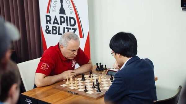 Vua cờ” Garry Kasparov (trái) thất bại trước Lê Quang Liêm ở ván cờ chớp thứ 5 Giải Grand Chess Tour 2017 - Sputnik Việt Nam