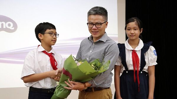 GS Ngô Bảo châu chia sẻ với học sinh của trường về phương pháp học tập, đam mê nghề nghiệp - Sputnik Việt Nam