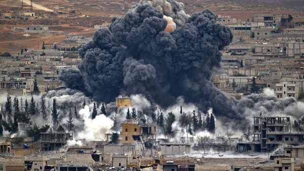 n this Nov. 17, 2014 file photo, smoke rises from the Syrian city of Kobani, following an airstrike by the U.S.-led coalition, seen from a hilltop outside Suruc, on the Turkey-Syria border. - Sputnik Việt Nam