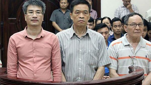 Giang Kim Đạt (bìa trái) cùng các bị cáo nghe tòa tuyên án - Sputnik Việt Nam