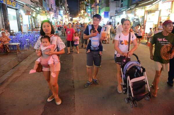Du khách thong thả đi bộ trên Phố đi bộ Bùi Viện tối 20-8 Du khách thong thả đi bộ trên Phố đi bộ Bùi Viện tối 20-8 - Sputnik Việt Nam