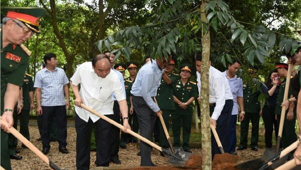 Thủ tướng Nguyễn Xuân Phúc trồng cây lưu niệm tại Khu Di tích K9 Ảnh - Sputnik Việt Nam