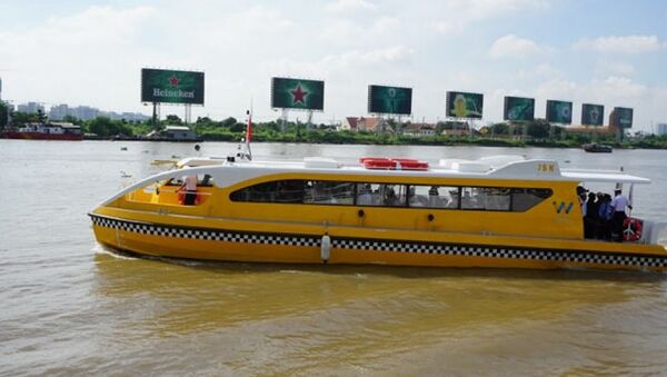 Chiếc tàu buýt đường sông chạy trên sông Sài Gòn sáng 21.8. - Sputnik Việt Nam
