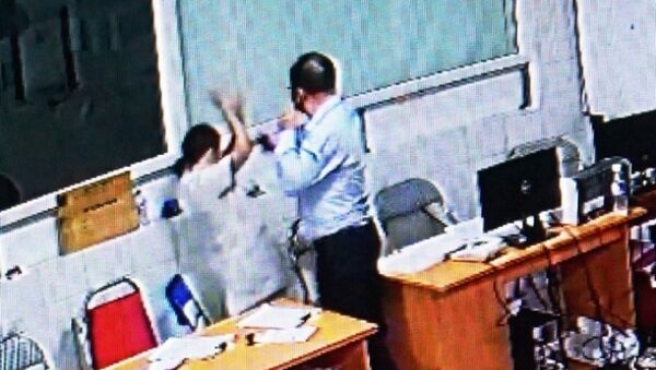 Bác sỹ Minh bị người đàn ông chửi bới rồi tát vào mặt. (Ảnh cắt từ Camera an ninh BV) - Sputnik Việt Nam