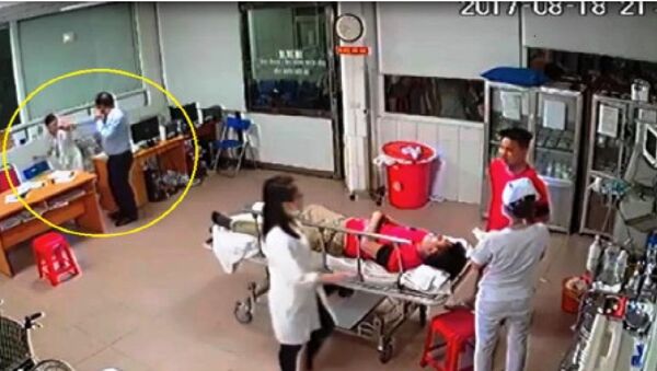 Người đàn ông áo sáng màu có hành vi đánh bác sĩ - Sputnik Việt Nam