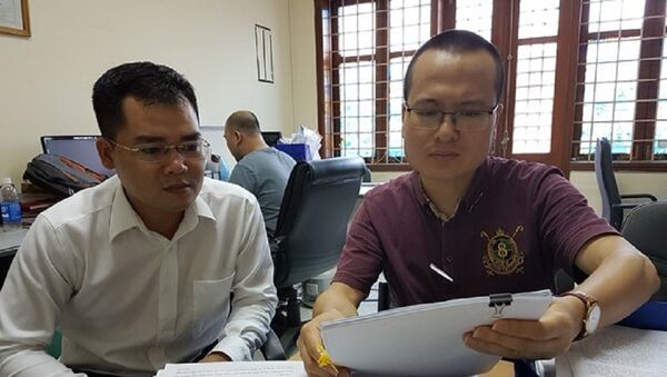 ông Lê Anh Linh, Trợ lý Tổng Giám đốc Công ty CP Vật tư Nông sản (bên phải) đang phản ánh tới Báo PLVN về những khuất tất của Công ty XNK Thanh Hóa - Sputnik Việt Nam
