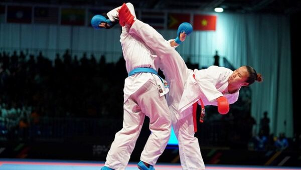 Nguyễn Thị Hồng Anh (đai đỏ) đã xuất sắc đoạt chiếc HCV quý giá cho karatedo Việt Nam - Sputnik Việt Nam