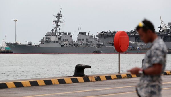 The damaged USS John McCain and the USS America are docked at Changi Naval Base in Singapore August 22, 2017 - Sputnik Việt Nam