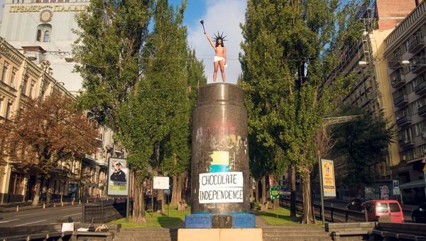 Kiev: Nhà hoạt động khỏa thân ném kẹo Roshen từ tượng đài Lenin - Sputnik Việt Nam