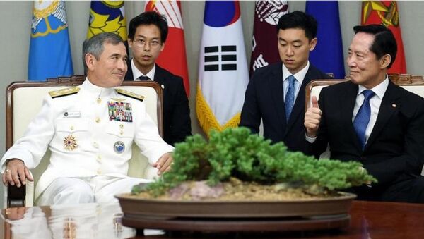 Bộ trưởng Quốc phòng Hàn Quốc Song Young-moo tiếp Tư lệnh Bộ Tư lệnh Thái Bình Dương, quân đội Mỹ, Đô đốc Harry Harris. - Sputnik Việt Nam
