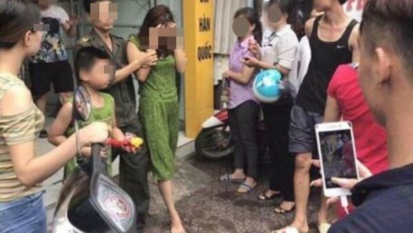 Hình ảnh người phụ nữ bán bảo hiểm được chia sẻ - Sputnik Việt Nam