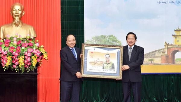 Bộ trưởng Trương Minh Tuấn trao tặng tranh tem cho Thủ tướng Nguyễn Xuân Phúc - Sputnik Việt Nam