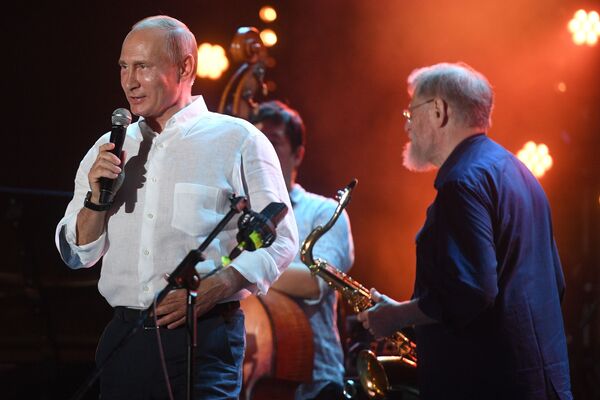 Tổng thống Nga Vladimir Putin thăm Liên hoan âm nhạc Koktebel Jazz Party 2017 - Sputnik Việt Nam