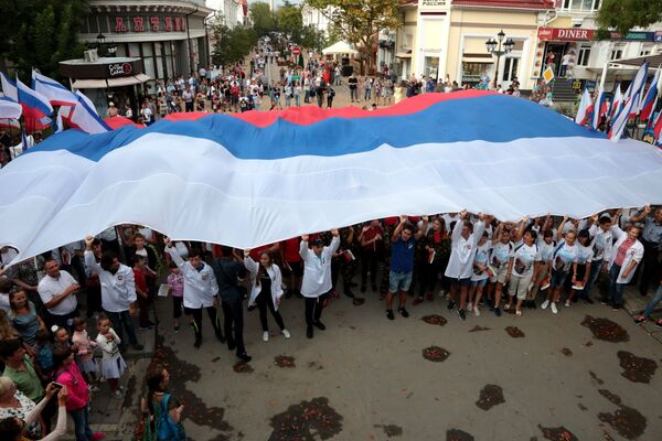 22 tháng Tám. Những người tham dự Lễ hội kỷ niệm Ngày Quốc kỳ Nga tại Simferopol - Sputnik Việt Nam