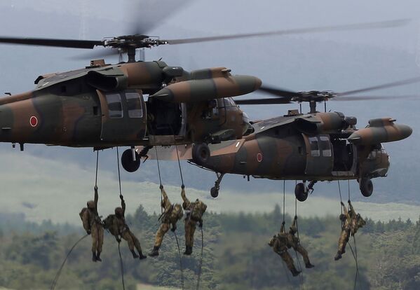 Máy bay trực thăng của quân Dù thuộc Bộ binh Lực lượng Phòng vệ Nhật Bản trong cuộc tập trận thường niên ở núi Phú Sĩ - Sputnik Việt Nam