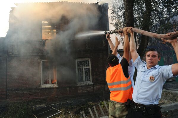 Nga. Nhân viên cảnh sát và dịch vụ đô thị dập đám cháy lớn ở Rostov-na-Donu - Sputnik Việt Nam