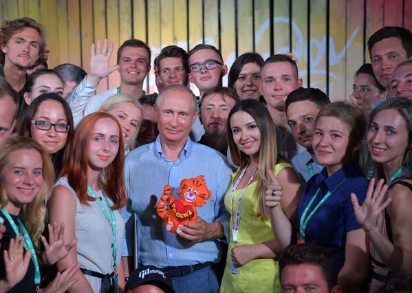 Tổng thống  Nga Vladimir Putin thăm Diễn đàn Giáo dục Thanh niên toàn Nga thường niên Tavrida - Sputnik Việt Nam