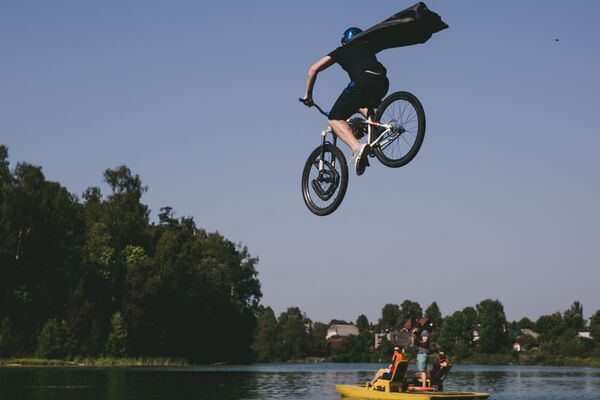 Nga. Thi nhảy xuống nước trên xe đạp ở thành phố Ivanovo - Sputnik Việt Nam