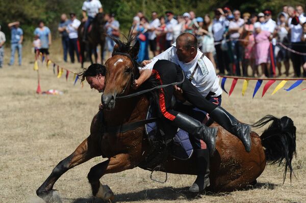 Nga. Biểu diễn phi ngựa trong Lễ hội Kozak ở khu vực Rostov - Sputnik Việt Nam