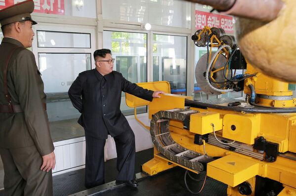 Nhà lãnh đạo Bắc Triều Tiên Kim Jong-un tại Viện Quân sự Nghiên cứu Vật liệu Hoá học ở Bình Nhưỡng - Sputnik Việt Nam