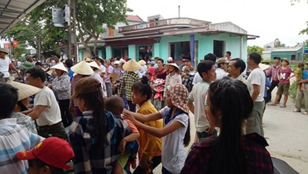 Người dân xã Quảng Phúc kéo về trụ sở UBND xã phản đối sáp nhập trường học. - Sputnik Việt Nam