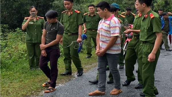 Cảnh sát áp giải 2 bị can đến hiện trường vụ án. - Sputnik Việt Nam