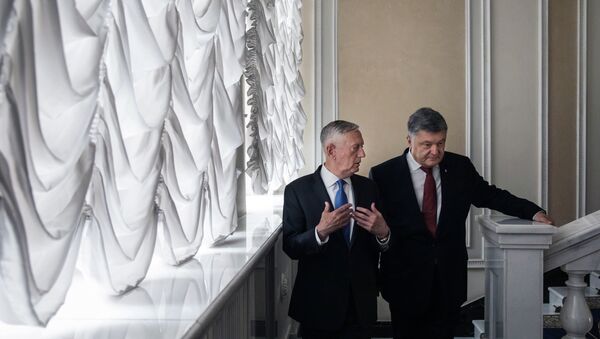 Bộ trưởng Quốc phòng Mỹ James Mattis với Tổng thống Ukraina Petro Poroshenko tại Kiev - Sputnik Việt Nam